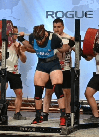 Corentin Clement “Coco” haciendo sentadillas en una competición de powerlifting